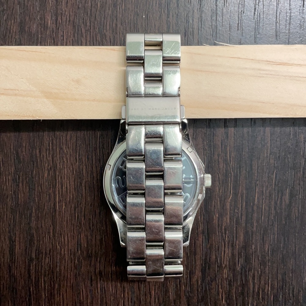 Translucent round watch - Picture 4 of 7